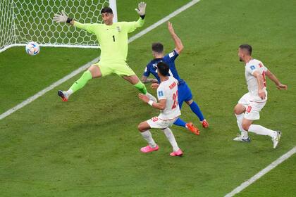 Christian Pulisic impactó la pelota al anotar el gol entre dos rivales y se estrelló ante el arquero iraní. 