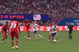 La salvaje patada que sufrió la estrella de Estados Unidos: golpe de atrás, reacción y roja directa