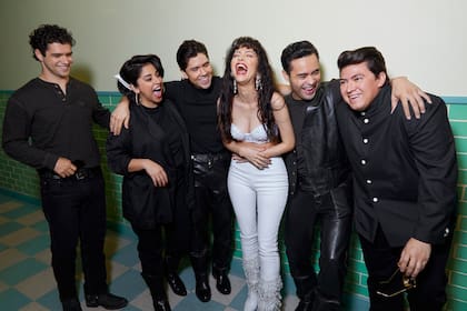 Serratos, caracterizada como la legendaria Selena Quintanilla, acompañada por los actores que interpretan a los músicos de su banda