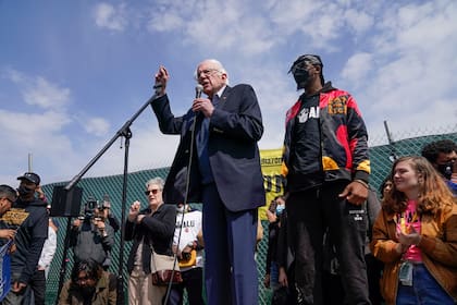 Christian Smalls, presidente del Sindicato de Trabajadores de Amazon, acompaña al senador Bernie Sanders, quien apoya al sindicato en un mitin frente a una instalación de Amazon en Staten Island, Nueva York, el domingo 24 de abril de 2022 (Crédito: Seth Wenig/AP)