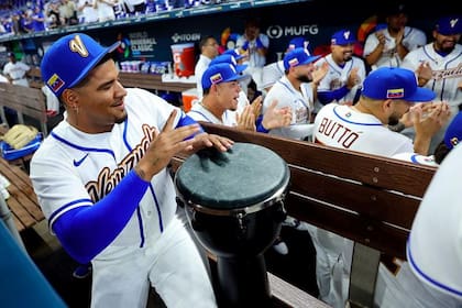Christian Suárez toca el tambor en el banquillo