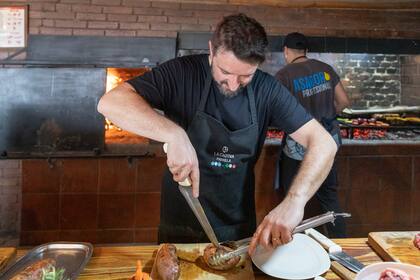 Christian suele estar en el asador, atento a la salida de los cortes.
