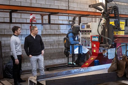 Christian y Gastón Fucile, titulares de
IMB, en su planta de General Rodríguez dotada con tecnología de última generación.