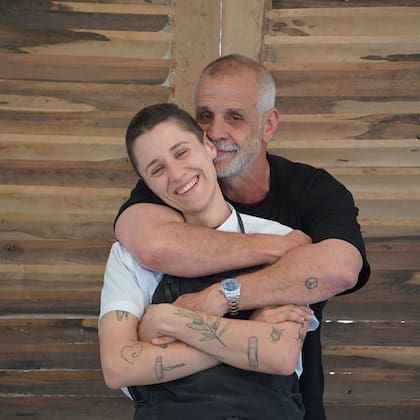 Christian y Sofía se conocieron con 26 años de diferencia y lo que empezó como una amistad terminó en un apasionado romance