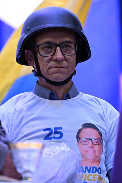 Christian Zurita, quien reemplaza al asesinado candidato Fernando Villavicencio, con chaleco antibalas y casco en el cierre de campaña (Photo by MARTIN BERNETTI / AFP)