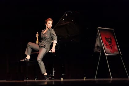 Christiane, un bio-musical científico en homenaje en vida a Christiane Dosne Pasqualini, reconocida investigadora científica, que llegó a los 22 años a Buenos Aires para trabajar junto al Premio Nobel Bernardo Houssay.