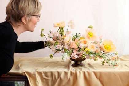 Christin Geall ha sabido trazar un camino que conecta al arte floral con la fotografía, sumando la narrativa personal