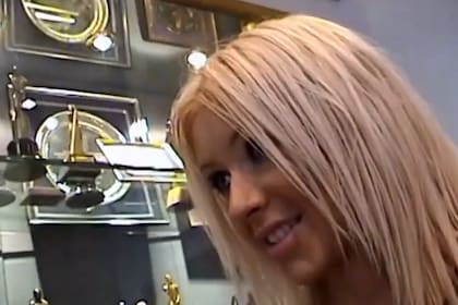 Christina Aguilera brindó una pequeña entrevista en los camarines para contar sus proyectos (Captura: Wow Christina)