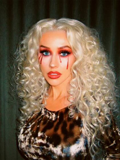 Christina Aguilera compartió en sus redes dos propuestas diferentes: en la primera, se la ve llorando lágrimas de sangre y en la segunda, posando como una típica vampiresa