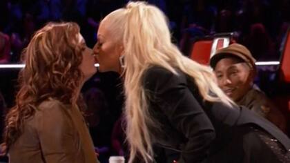 Christina Aguilera y un piquito que dejó mudo a Pharrel Williams