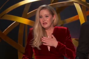 Christina Applegate reapareció en los Premios Emmy y lloró por el gesto que tuvo el público cuando la vio