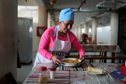 Christina Barreto, una cocinera de 60 años, pone una mesa para almorzar en el Mercado 4 en Asunción, Paraguay, el jueves 27 de abril de 2023.