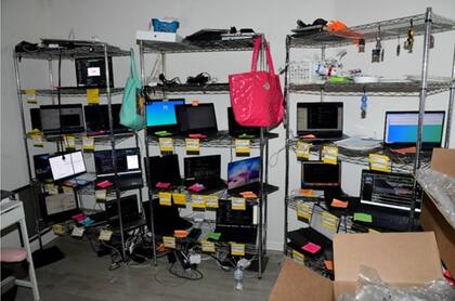 Christina Chapman resguardaba más de 90 laptops en su casa hasta que fue descubierta por la policía (U.S. Department of Justice)