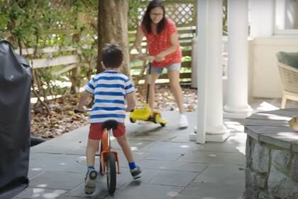 Christina jugando con su hijo de cinco años