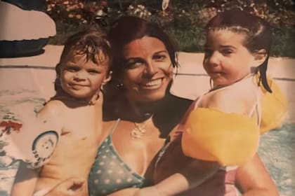 Christina Onassis junto a su hija Athina (izquierda) y su ahijada Tweety (derecha)