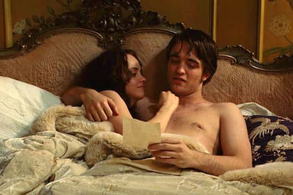 Christina Ricci y Robert Pattinson en Bel Ami