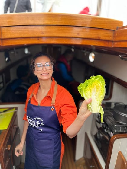 Christina Sunae a bordo, a punto de arrancar a cocinar en la mini hornalla del velero