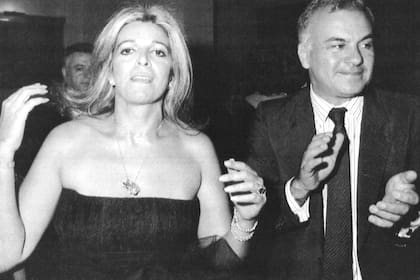 Christina y Jorge Tchomlekdjoglou  –hermano de Marina Dodero y quien iba a ser su quinto marido– en una fiesta en la Embajada de Uruguay en Buenos Aires, en 1988, días antes de su muerte. 