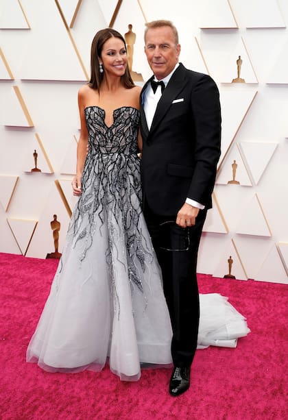 Christine Baumgartner y Kevin Costner en la ceremonia de entrega de los premios Oscar de 2022
