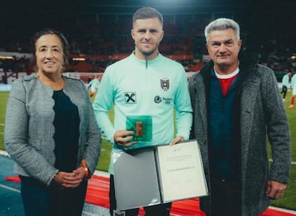 Christoph Baumgartner recibió un diploma especial por su acción humanitaria en África