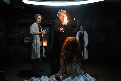 Christoph Waltz personifica a un sacerdote que sigue la pista del vampiro
