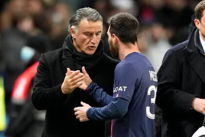 Christophe Galtier, durante su época en PSG, saluda a Lionel Messi tras un partido del equipo