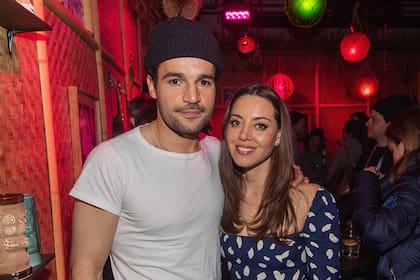 Christopher Abbott y Aubrey Plaza en el festejo por el estreno de Black Bear, en enero de 2020
