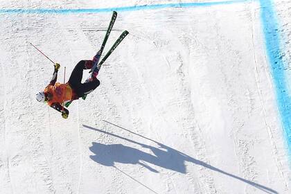 Christopher Del Bosco de Canadá, se cae durante los cuartos de final de esquí masculino