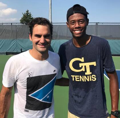 Christopher Eubanks junto con uno de sus ídolos, Roger Federer