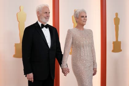 Christopher Guest y Jamie Lee Curtis se toman de la mano y se preparan para disfrutar de la velada