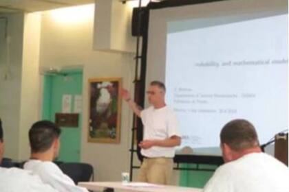 Christopher Havens enseña a otros reclusos matemáticas dentro de la prisión donde cumple su condena