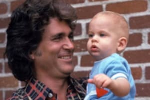 Es hijo del protagonista de un éxito de la TV, una tragedia lo marcó y encontró en el “terror” su vía de escape