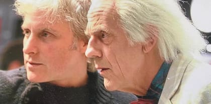 Christopher Lloyd junto a Augusto Giménez Zapiola, director del comercial de Garbarino.