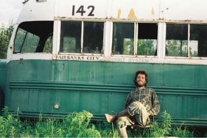 Christopher McCandless abandonó las comodidades de la civilización y vivió dentro de un colectivo abandonado en Alaska hasta su muerte