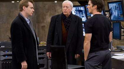 Christopher Nolan junto a Michael Caine y Christian Bale en el rodaje de la trilogía de Batman