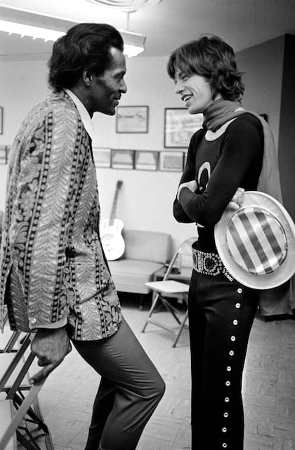Chuck Berry y Mick Jagger conversan en un camarín, en 1969