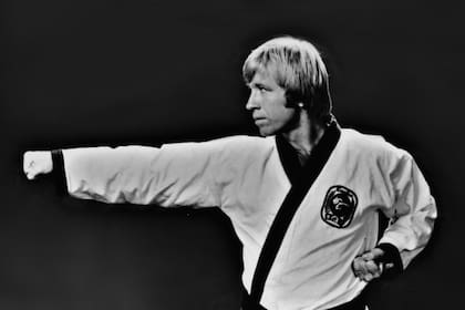 Chuck Norris alcanzó fama internacional en el cine, con roles icónicos y colaboraciones como la de Bruce Lee