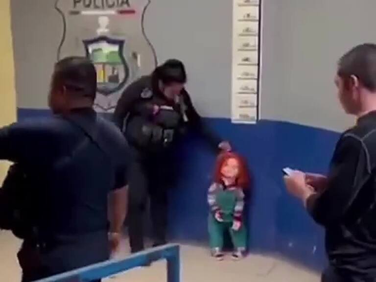 Diabólico y ladrón: detienen al muñeco Chucky por amenazar con un cuchillo y robar en la vía pública