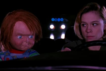 Chucky junto a Kyle (Christine Elise) en una escena de su segunda película