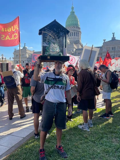"Chueco", llegó al Congreso con una imagen de la virgen y la camiseta de su club, Nueva Chicago