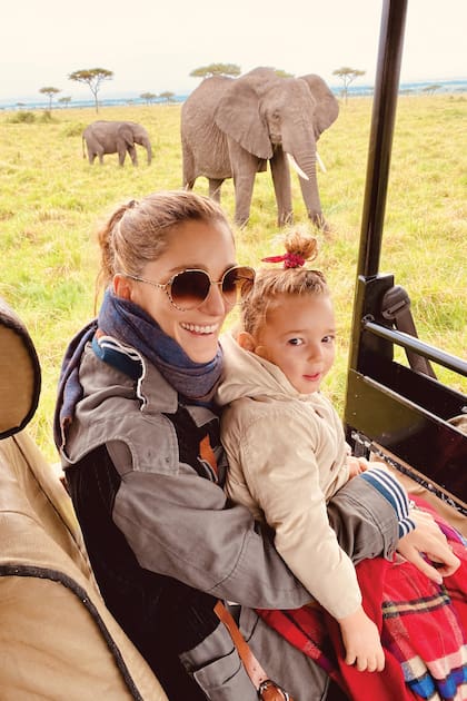 Con un nuevo proyecto solidario en marcha, la reconocida influencer argentina recorrió la sabana africana junto con su marido, el productor de desfiles Alexandre de Betak, y su hija Sakura