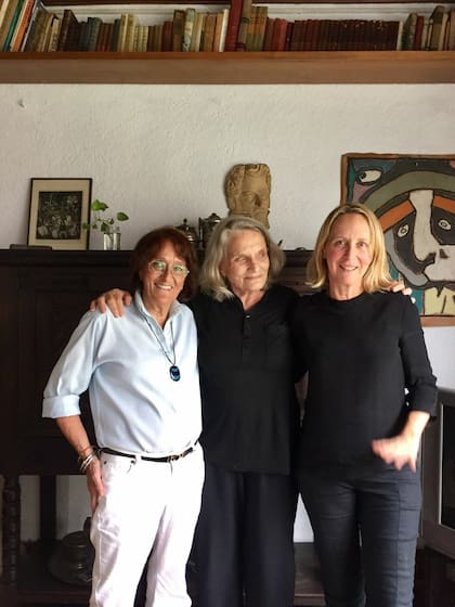 Chunchuna Villafañe junto a la socióloga Alcira Argumedo y la periodista y escritora Virginia Mejía