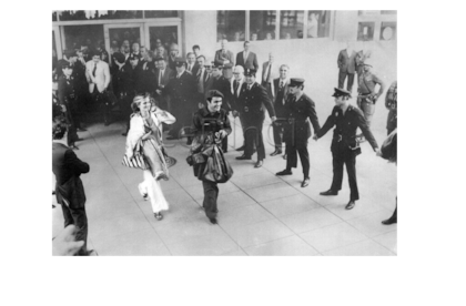 Chunchuna Villafañe y Leonardo Favio llegan al aeropuerto de Ezeiza para abordar el vuelo rumbo a Roma, donde se encontrarían con Perón