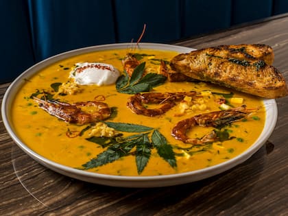 Chupe de langostinos en Grau Cebichería: ají amarillo, arroz, huacatay y langostino bañado en salsa anticuchera. Sale con un huevito poché