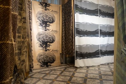 Churba comenzó su camino en el diseño textil en 1960 con Infinito, una colección para Alpargatas que marcó el inicio de una prolífica carrera. En los años 70, sus creaciones llegaron a Europa, EE. UU. y Japón gracias a una alianza con la firma suiza Nef-Nelo.