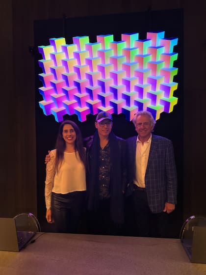 Church con Laura Güimil y Gerardo Carlevaro, a cargo de la gestión, en el evento de presentación en Tendencia Arenales.