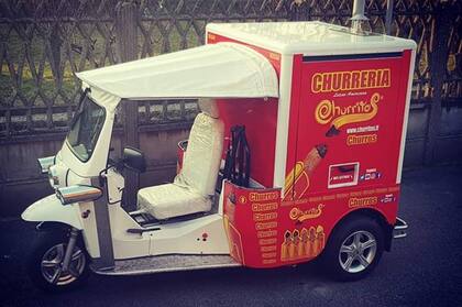 El churrero venezolano cuenta con una moto a cien metros del Duomo.