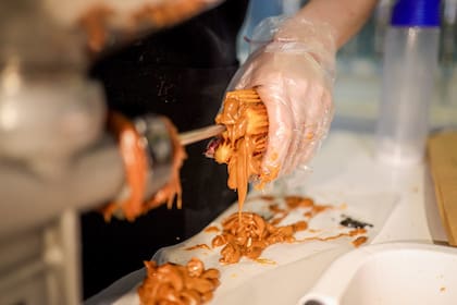Churros en proceso de rellenado