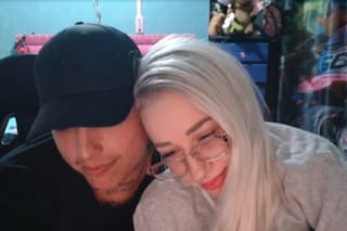 El inesperado romance del hijo de dos famosos y una ex Gran Hermano: amor, besos y fotos juntos