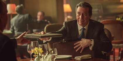 Ciarán Hinds es el jefe del MI6 en Traición (Netflix).